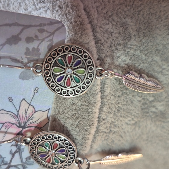 Bohemian Western Silvertone Disk And Feather Earrings.New - Picture 6 of 6